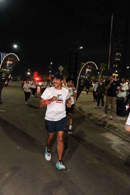 Race photo from PIK NITE RUN VIBES