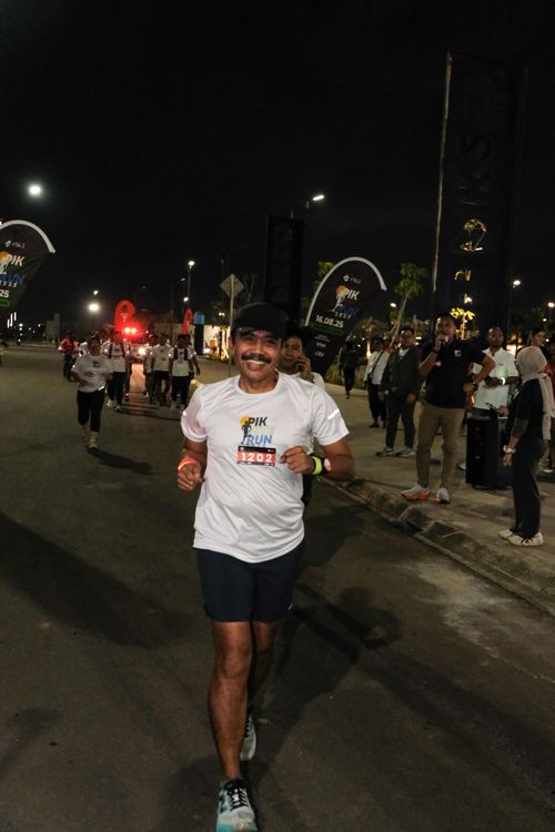 Race photo from PIK NITE RUN VIBES