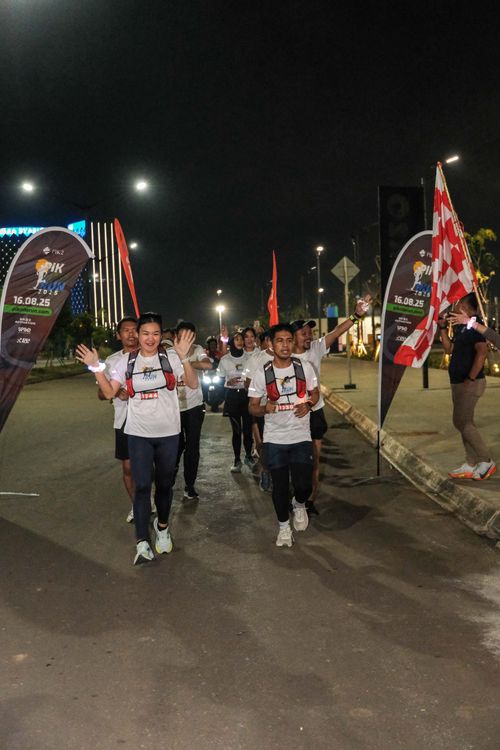 Race photo from PIK NITE RUN VIBES