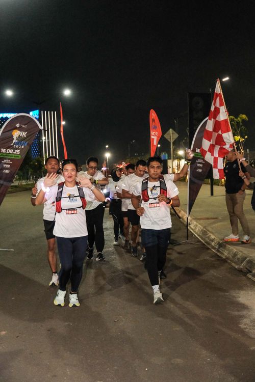 Race photo from PIK NITE RUN VIBES