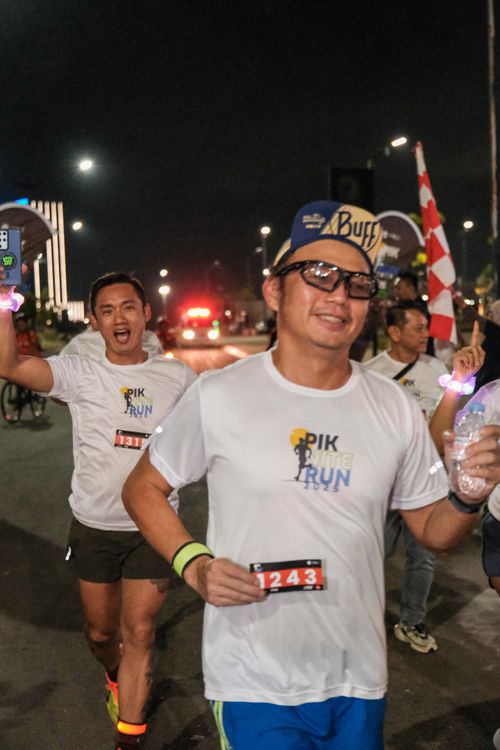 Race photo from PIK NITE RUN VIBES