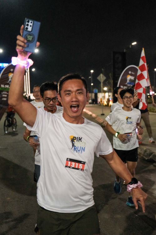 Race photo from PIK NITE RUN VIBES