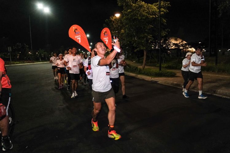 Race photo from PIK NITE RUN VIBES