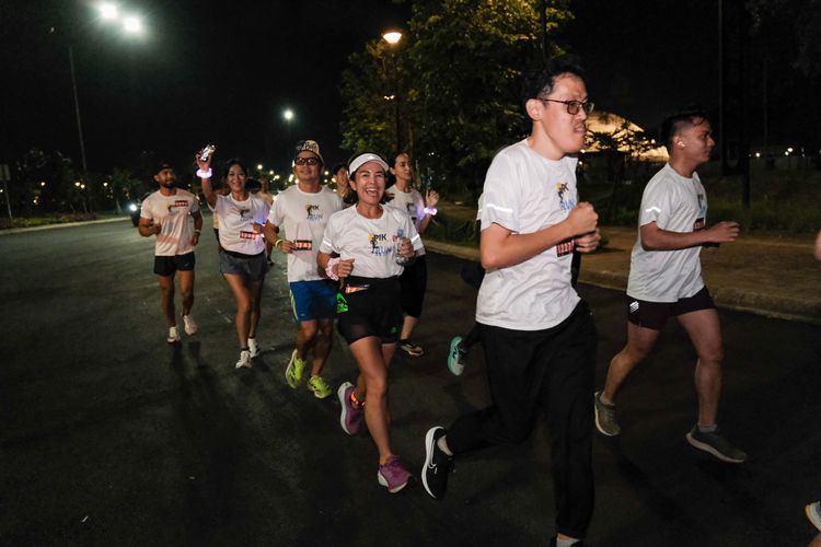 Race photo from PIK NITE RUN VIBES