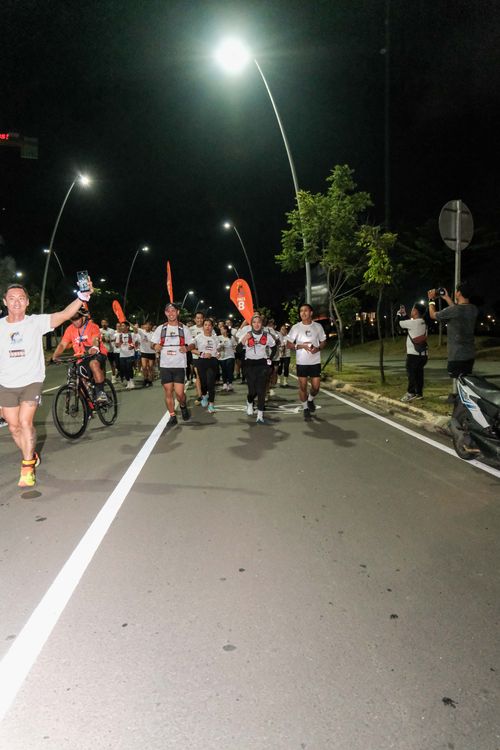 Race photo from PIK NITE RUN VIBES