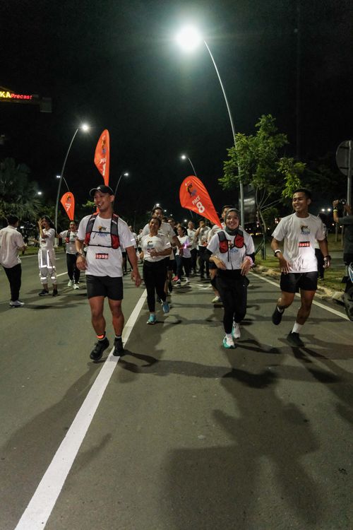 Race photo from PIK NITE RUN VIBES