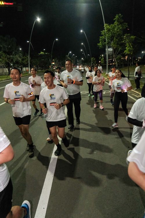 Race photo from PIK NITE RUN VIBES