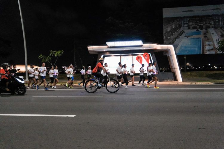 Race photo from PIK NITE RUN VIBES
