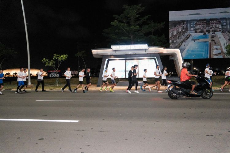 Race photo from PIK NITE RUN VIBES