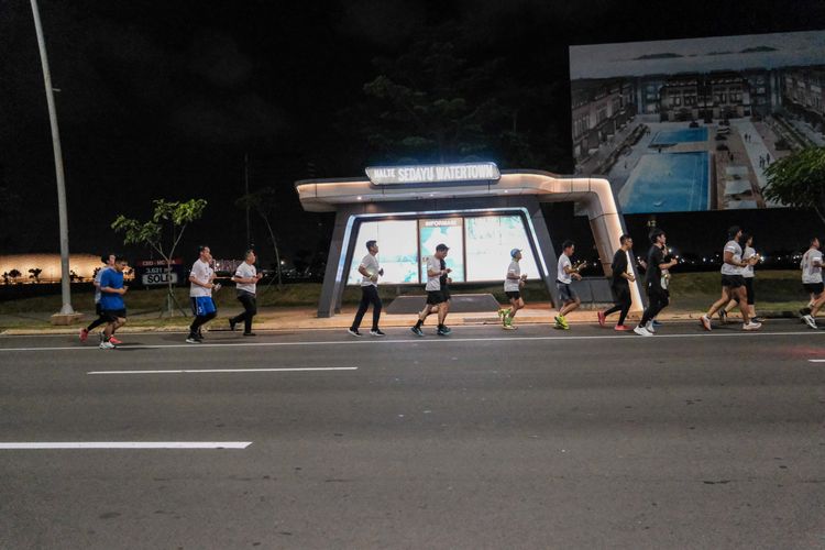 Race photo from PIK NITE RUN VIBES