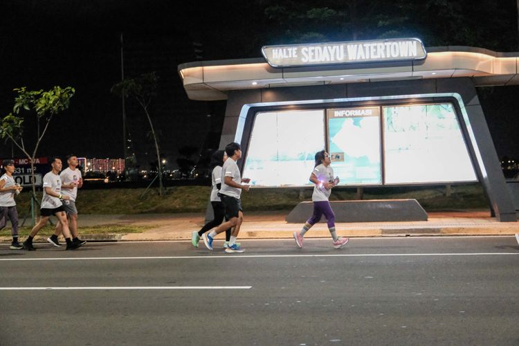 Race photo from PIK NITE RUN VIBES