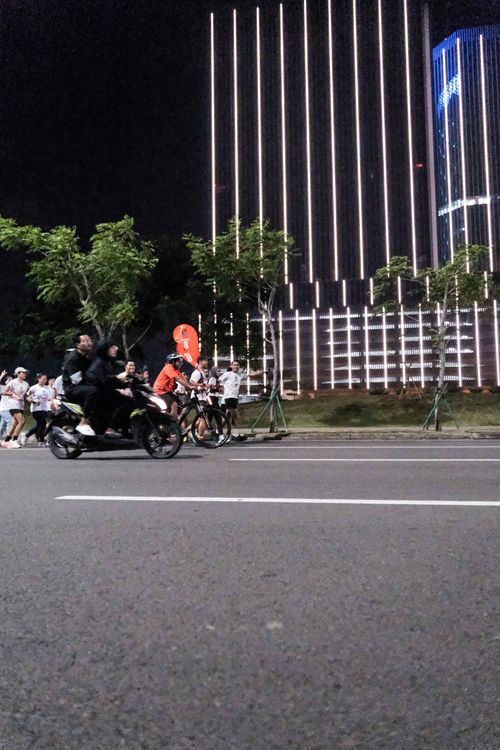 Race photo from PIK NITE RUN VIBES
