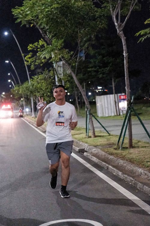 Race photo from PIK NITE RUN VIBES