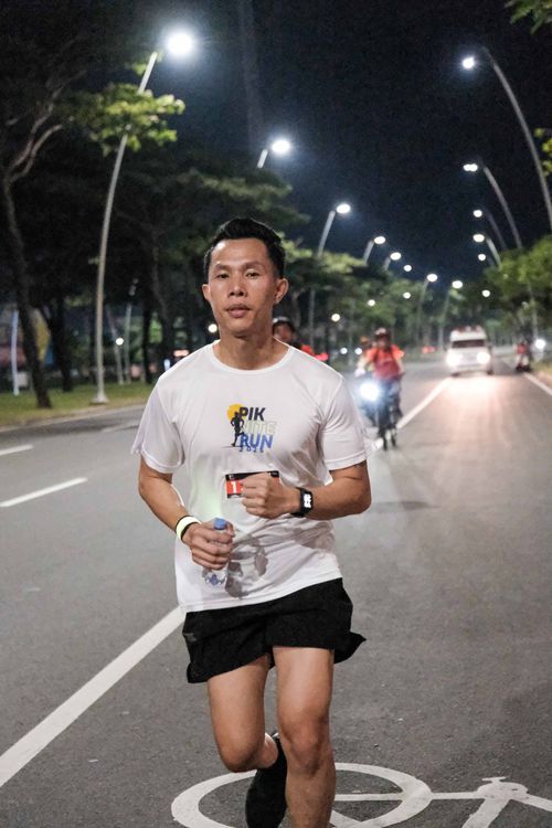 Race photo from PIK NITE RUN VIBES