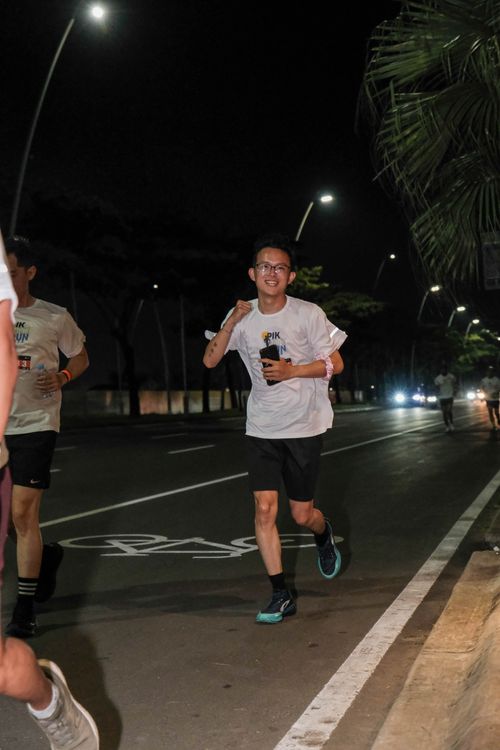 Race photo from PIK NITE RUN VIBES