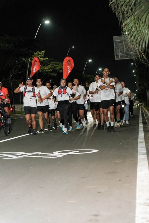 Race photo from PIK NITE RUN VIBES