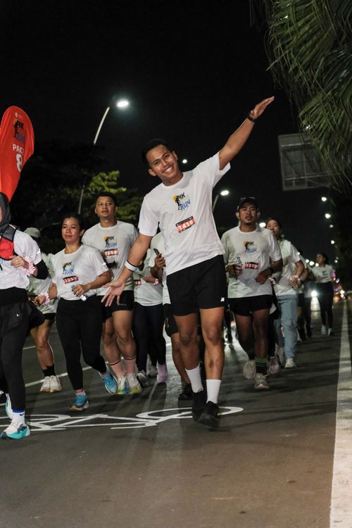 Race photo from PIK NITE RUN VIBES