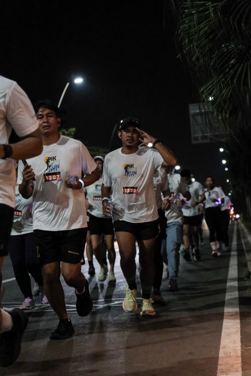 Race photo from PIK NITE RUN VIBES
