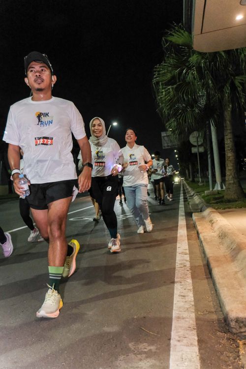 Race photo from PIK NITE RUN VIBES