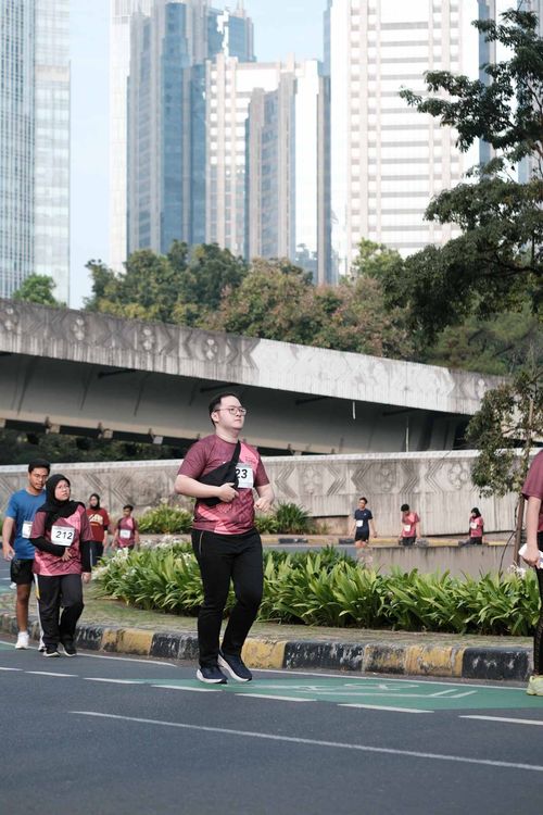 Race photo from Assurance Fun Run 2024