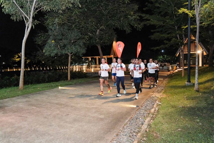 Race photo from PIK NITE RUN VIBES