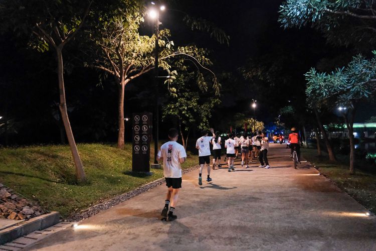 Race photo from PIK NITE RUN VIBES