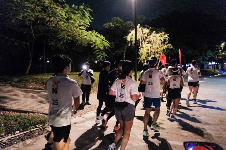 Race photo from PIK NITE RUN VIBES
