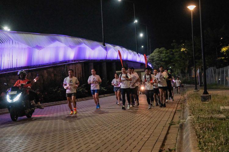 Race photo from PIK NITE RUN VIBES