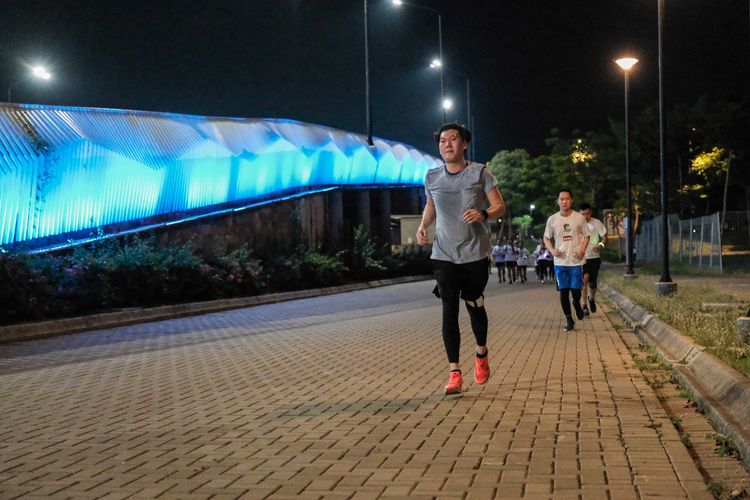 Race photo from PIK NITE RUN VIBES