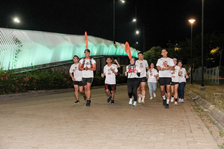 Race photo from PIK NITE RUN VIBES