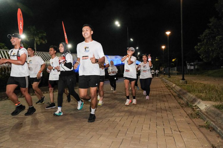 Race photo from PIK NITE RUN VIBES