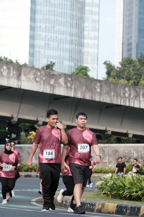 Race photo from Assurance Fun Run 2024