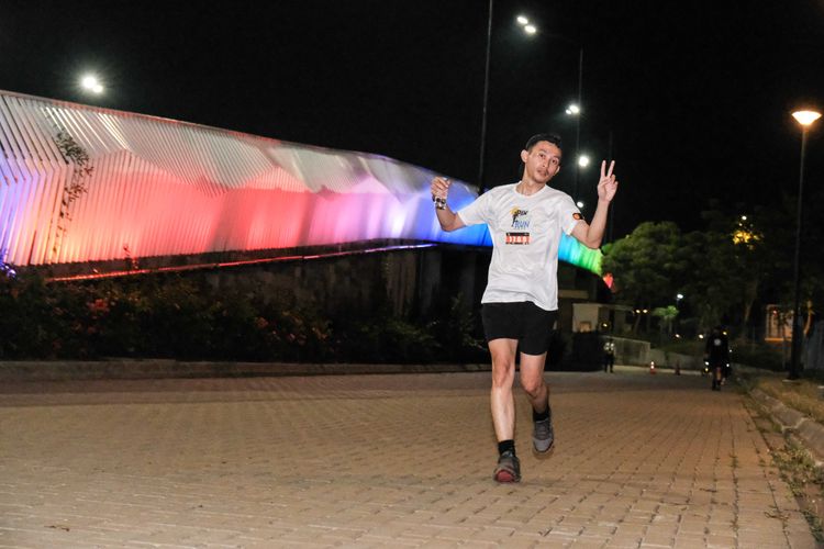 Race photo from PIK NITE RUN VIBES
