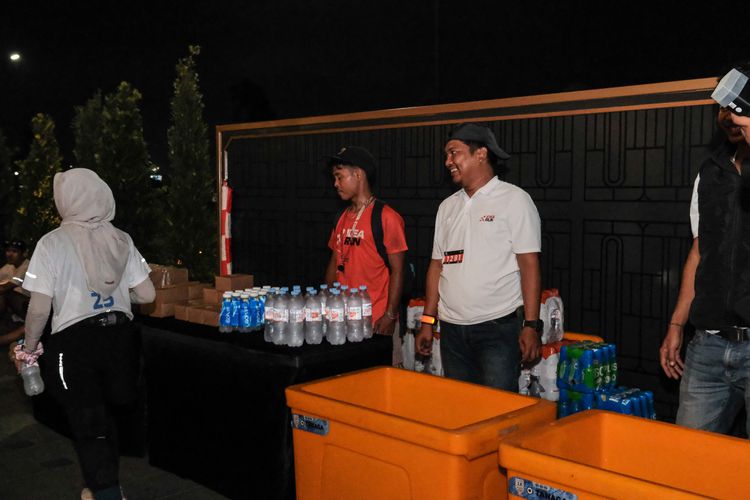 Race photo from PIK NITE RUN VIBES