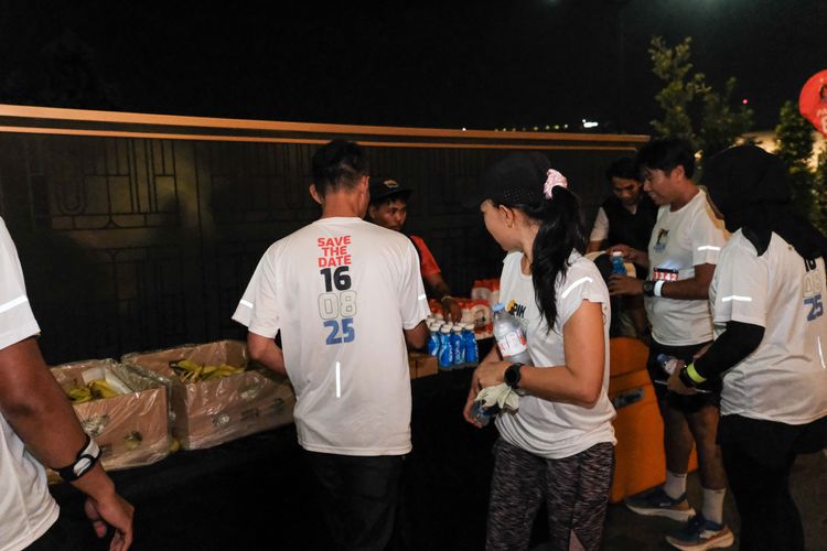 Race photo from PIK NITE RUN VIBES