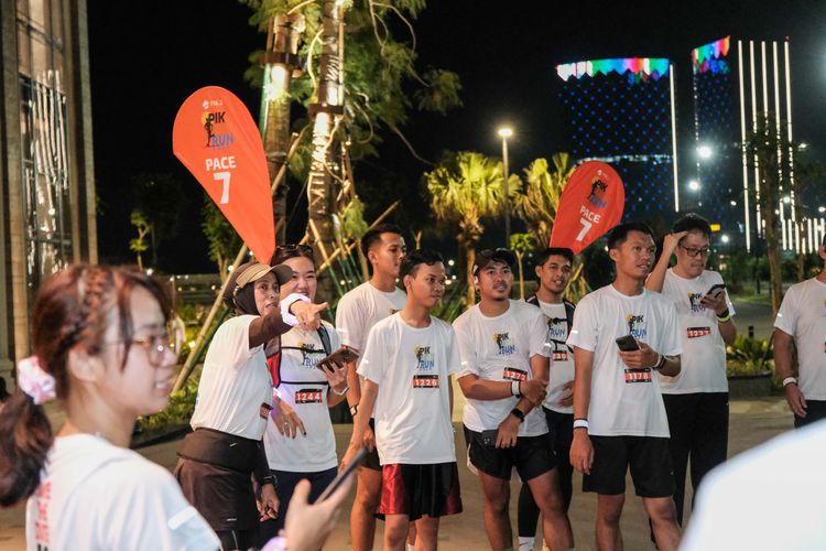 Race photo from PIK NITE RUN VIBES