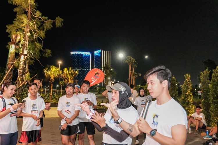 Race photo from PIK NITE RUN VIBES