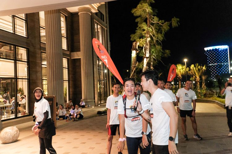 Race photo from PIK NITE RUN VIBES