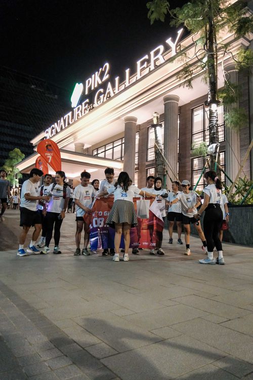 Race photo from PIK NITE RUN VIBES