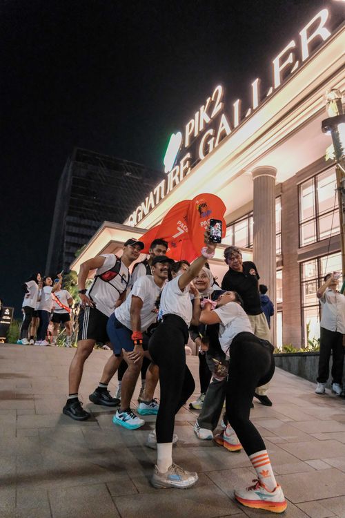 Race photo from PIK NITE RUN VIBES