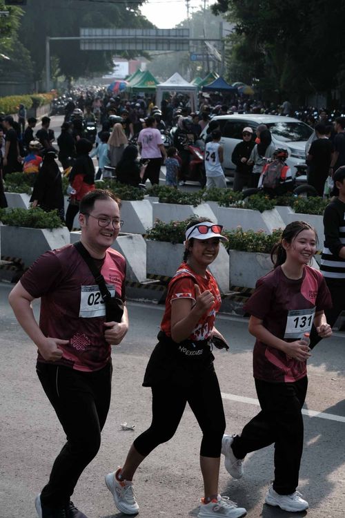 Race photo from Assurance Fun Run 2024