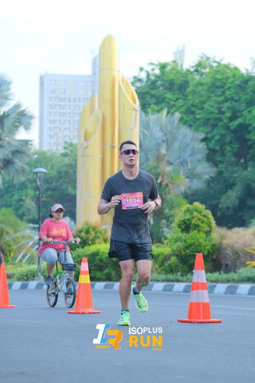 Race photo from Isoplus Run 2024 Surabaya