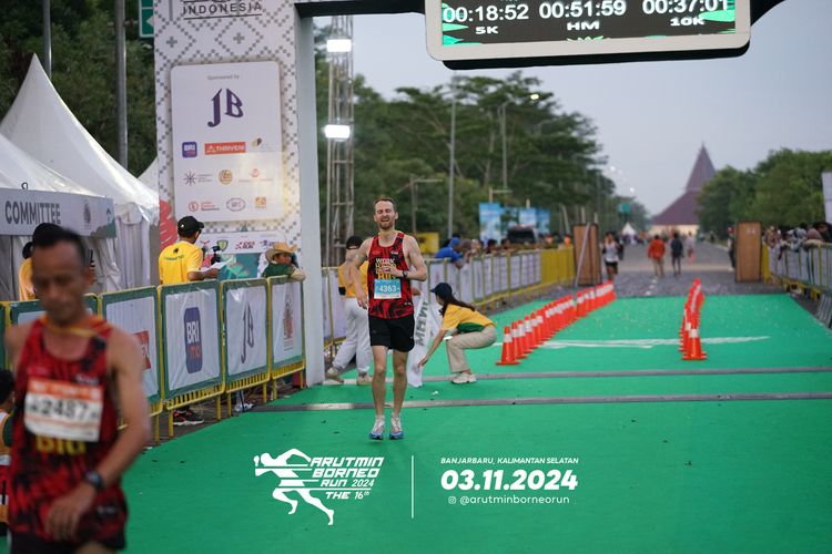 Race photo from Arutmin Borneo Run 2024