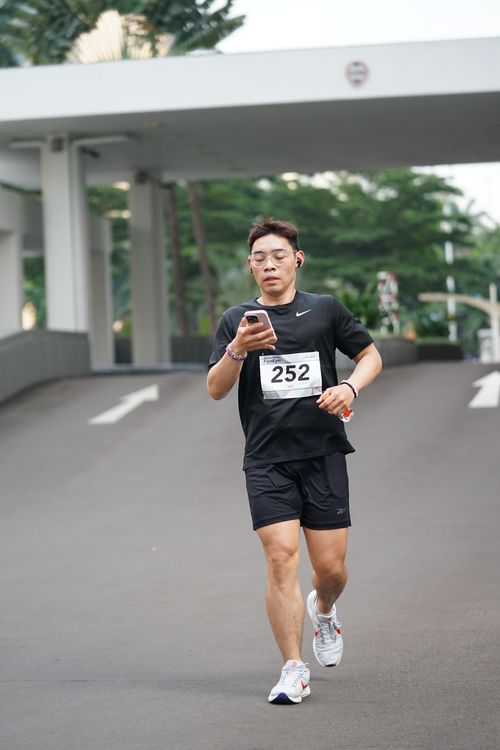 Race photo from Assurance Fun Run 2024
