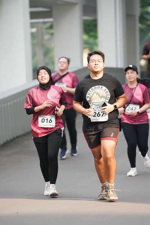Race photo from Assurance Fun Run 2024