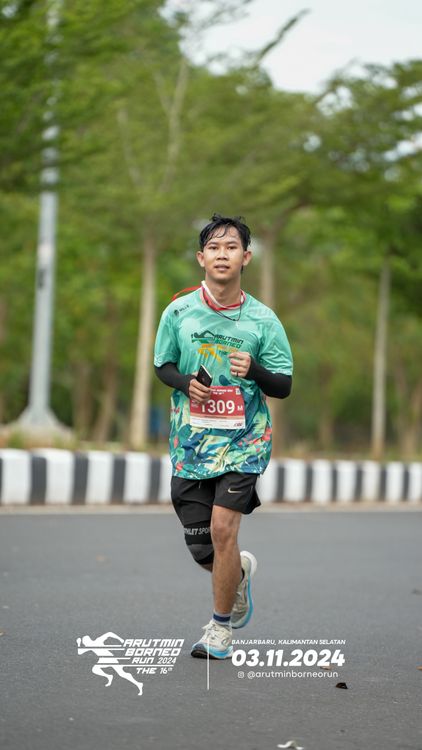 Race photo from Arutmin Borneo Run 2024
