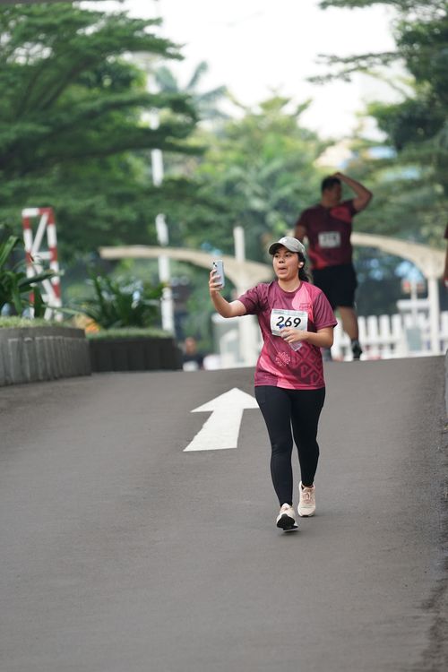 Race photo from Assurance Fun Run 2024
