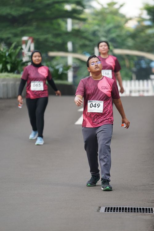 Race photo from Assurance Fun Run 2024