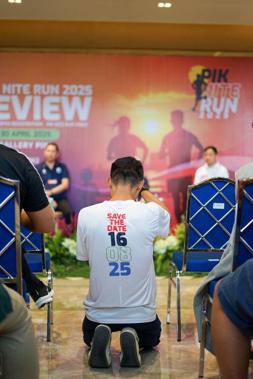 Race photo from PIK NITE RUN VIBES