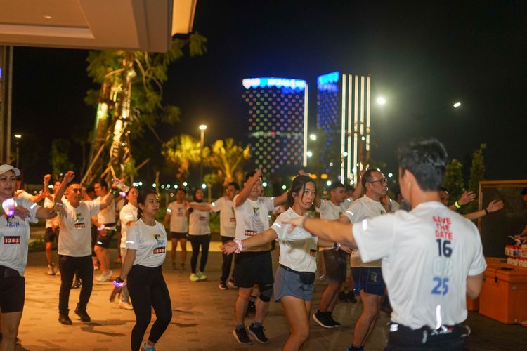 Race photo from PIK NITE RUN VIBES